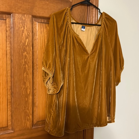 Old Navy Tops - XL Old Navy 100% polyester.burnt orange,velvet short sleeved elastic